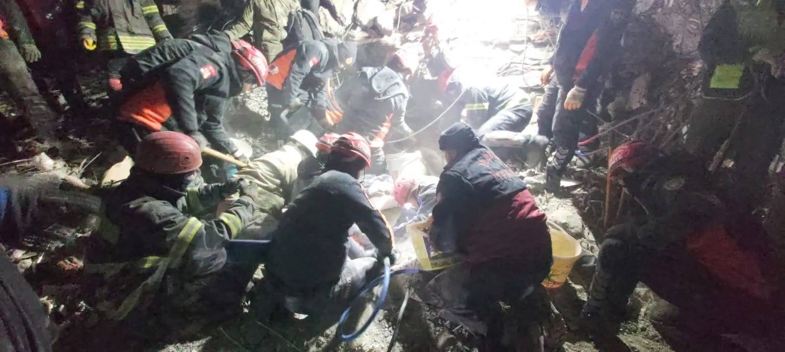 Adıyaman'da 166'ncı saatin mucizesi: 60 yaşındaki Erengül Önder enkazdan sağ çıkarıldı