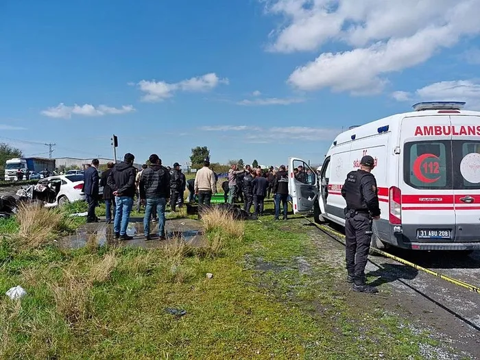 1711454230321.jpeg Hatay'da katliam gibi kaza! Tır karşı şeride geçti otomobili altına aldı: 6 ölü, 1 yaralı - 2
