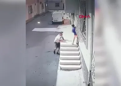 Çocuğu ayak bileğinden tutup yere fırlattı