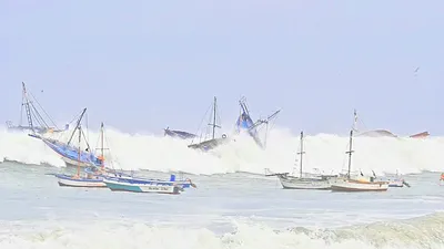 Peru’da dev dalgalar tekneleri batırdı