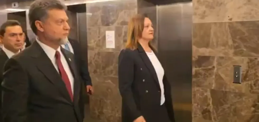 chpde-burcu-koksal-depremi-ak-partiye-gecmek-icin-genel-merkez-binasina-geldi-1778587529467.jpeg CHP'de Burcu Köksal depremi! Afyonkarahisar Belediye Başkanı Burcu Köksal AK Parti'de - 1