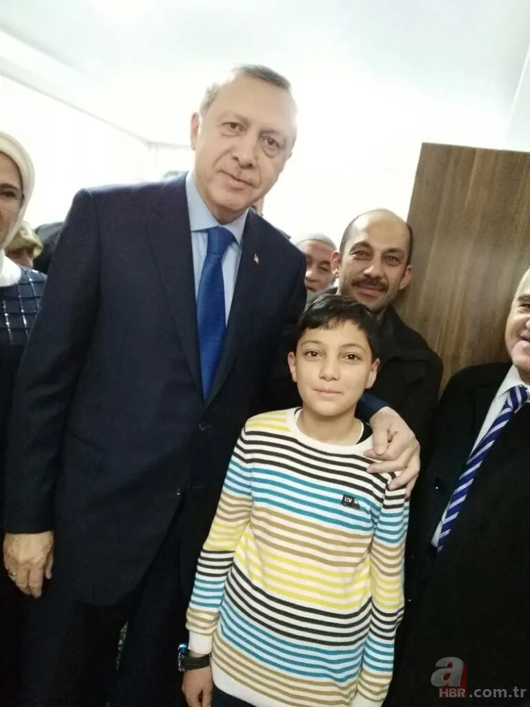 Cumhurbaşkanı Erdoğan pankart açan genç kızın evini ziyaret etti 12