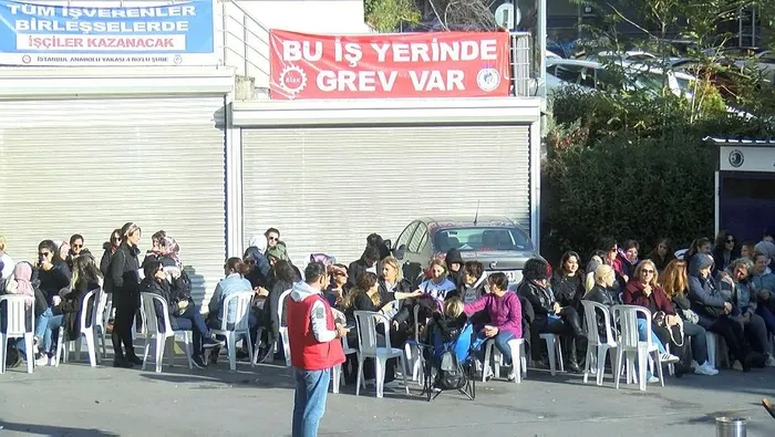 kartal-belediyesinde-grev-karari-sokaklar-coplerle-doldu-1730461904364.jpeg Kartal'da grev yapan belediye işçileri (DHA)