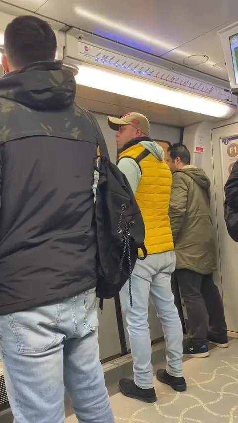 1675331732800.jpg İstanbul’da metroda sigara içti! Kadın yolcu çileden çıktı: Seni videoya çekeceğim terbiyesiz - 3