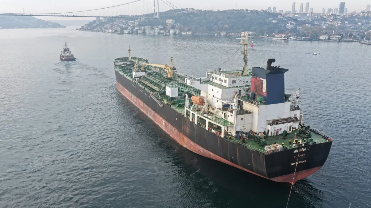 Dron saldırısına uğrayan AK ANA tankerinin geçişi havadan görüntülendi - 3