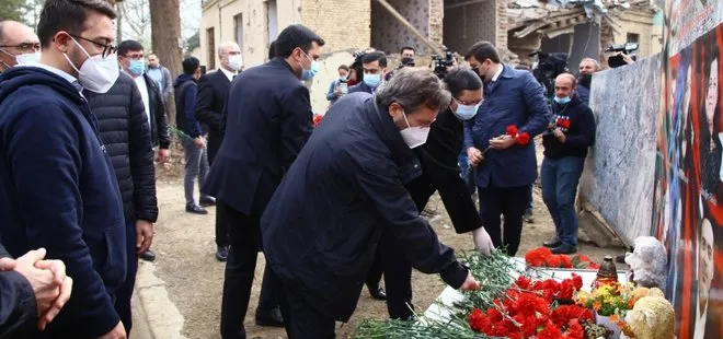 İletişim Başkanı Fahrettin Altun Ermenistan’ın saldırılarında sivillerin hayatını kaybettiği Gence’yi ziyaret etti