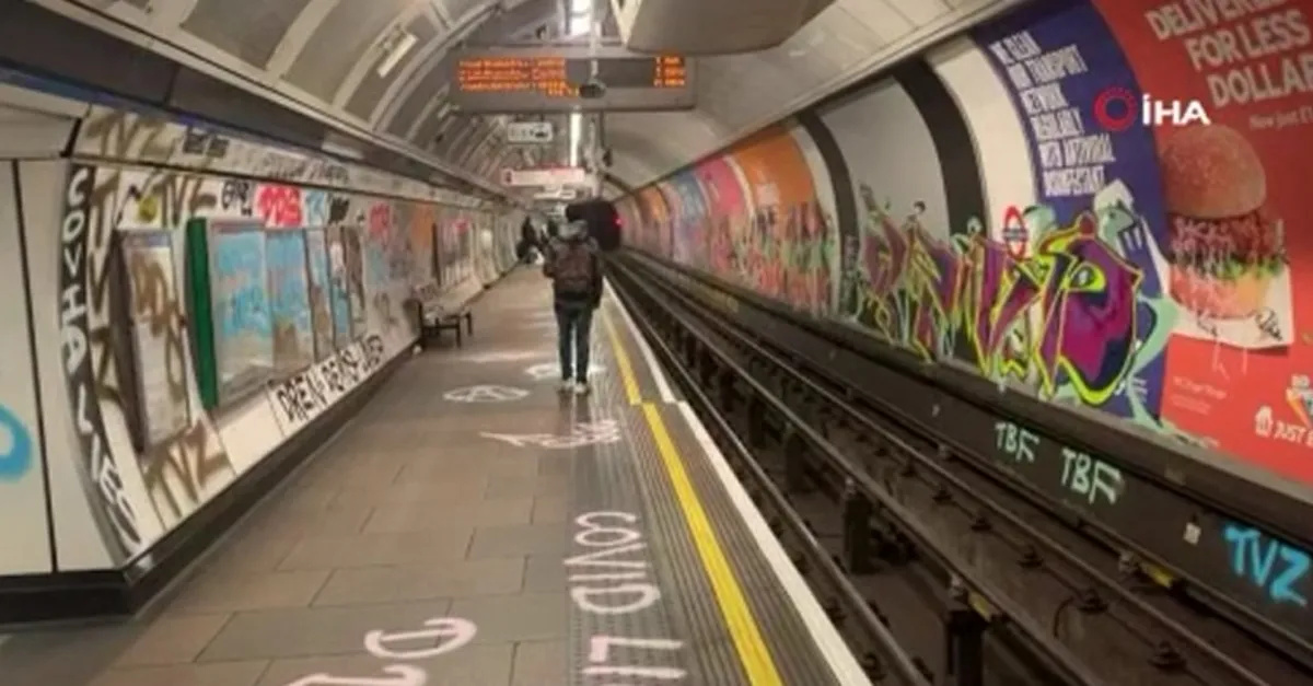 İngiltere’de Oxford Circus Metro İstasyonu'na grafiti saldırısı