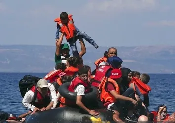 Ege'de göçmenleri taşıyan bot battı