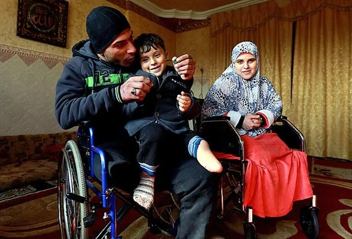 gazzede-insanlik-disi-sivil-soykirimi-katliamin-golgesindeki-engellerle-yasama-tutunma-savasi-1721220327621.jpg İsrail'in Gazze Şeridi'ne 2014 yılında düzenlediği saldırılarda bacaklarını ve gözlerini kaybeden Nemle ailesi
