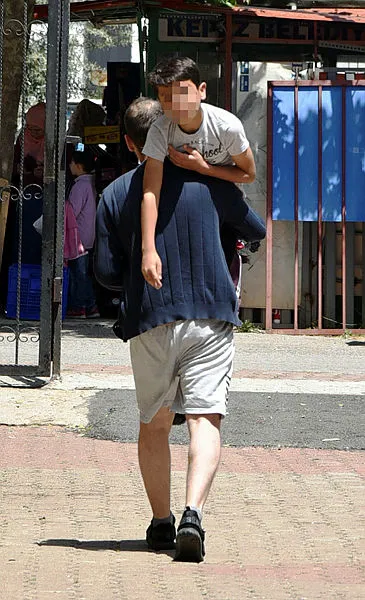 Babasını kanlar içinde bulan çocuk sinir krizi geçirdi