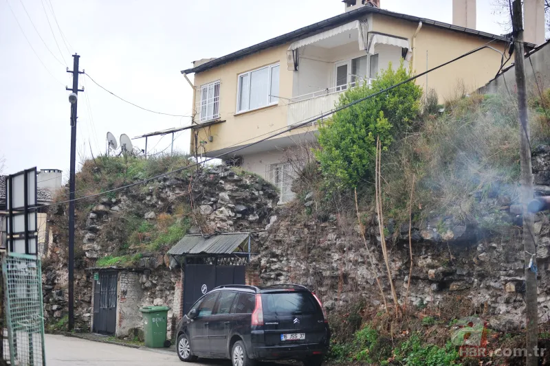 Bursa’da Zindan Kapı'nın tarihi surları üzerine ev yapmışlar 8