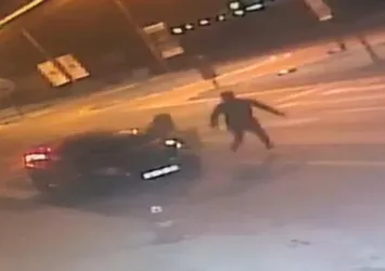 Cani eş sokak ortasında dehşet saçtı! 4 yerinden bıçakladığı karısını tekme tokat dövdü