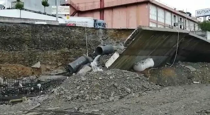 Son dakika: Uyarıların ardından İstanbul'u sağanak vurdu: Araçlar mahsur kaldı! Ev ve iş yerlerini su bastı - 4