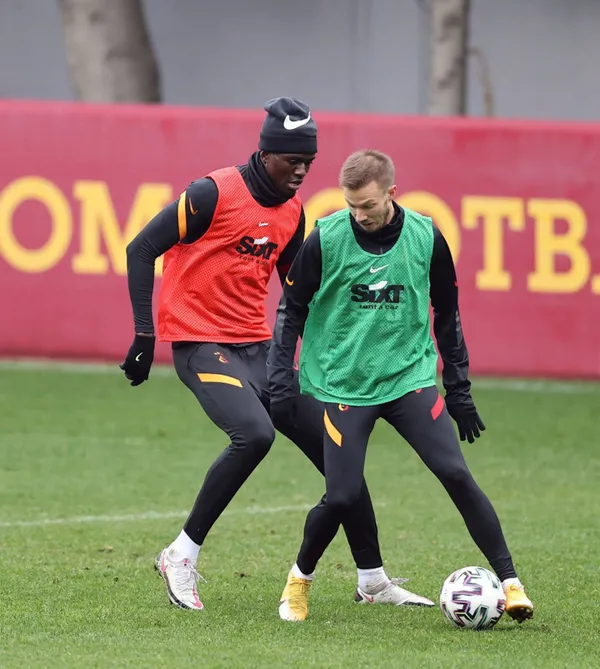 galatasarayda-radamel-falcao-takimla-calisti-1608723800268.jpg Galatasaray'da Radamel Falcao takımla çalıştı! - 3