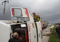 Yağmur kayganlaştırdı kamyon devrildi: O anlar kamerada