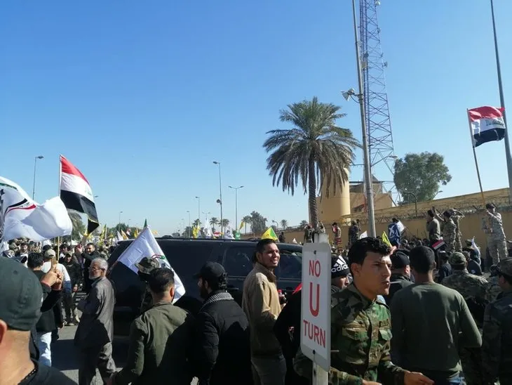 Irak protestocular ABD’nin Bağdat Büyükelçiliği binasını bastı ve içeri girdi