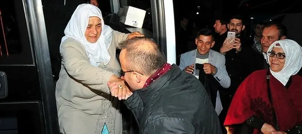 Umre'den dönen Roman vatandaşlar dualarla karşılandı - 2