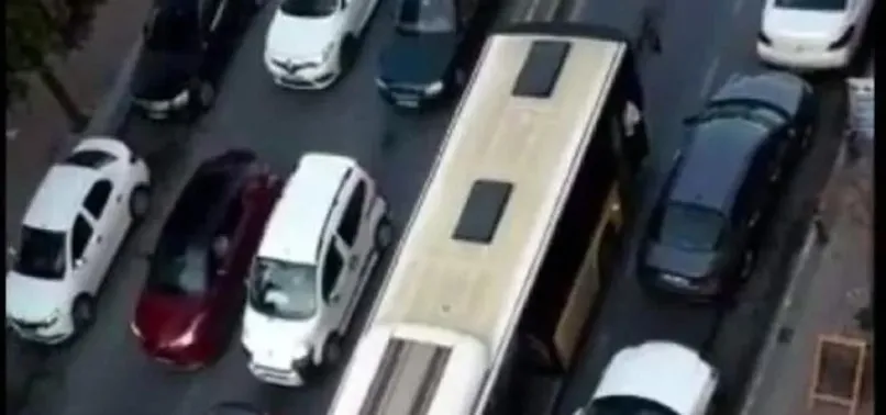 Son dakika: İstanbulluların çilesi bitmiyor! Sultangazi'de bozulan İETT trafiği kilitledi