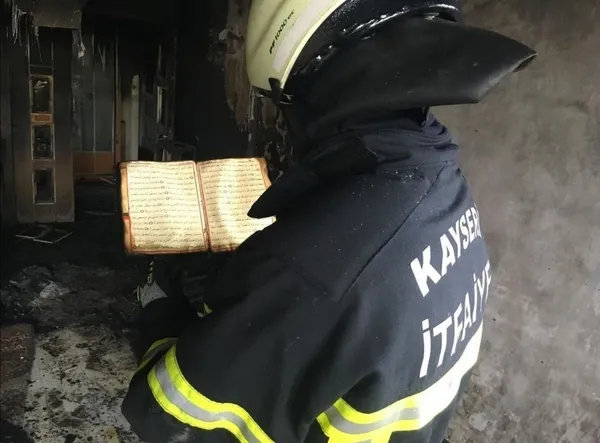 kayseride-kule-donen-evdeki-kuran-i-kerimin-sayfalari-sapasaglam-kaldi-1634823797652.jpg Kayseri’de küle dönen evdeki Kur'an-ı Kerim'in sayfaları sapasağlam kaldı - 5