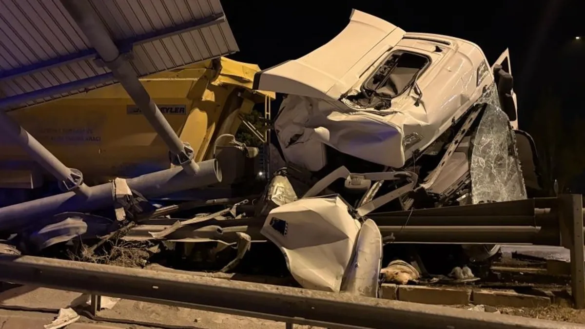 Kayseri'de feci kaza: TIR bariyelerde girdi