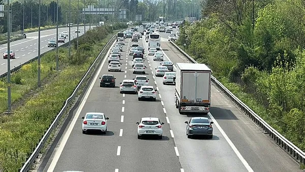 1682255995718.jpeg Trafikte dönüş yoğunluğu! Akın akın geliyorlar her yer kilitlendi - 1