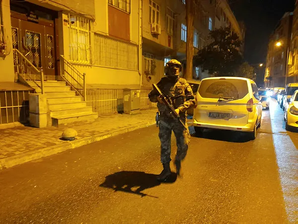 istanbulda-deasa-dev-operasyon-cok-sayida-gozalti-var-1615940122589.jpg İstanbul'da DEAŞ'a dev operasyon: Çok sayıda gözaltı var - 3