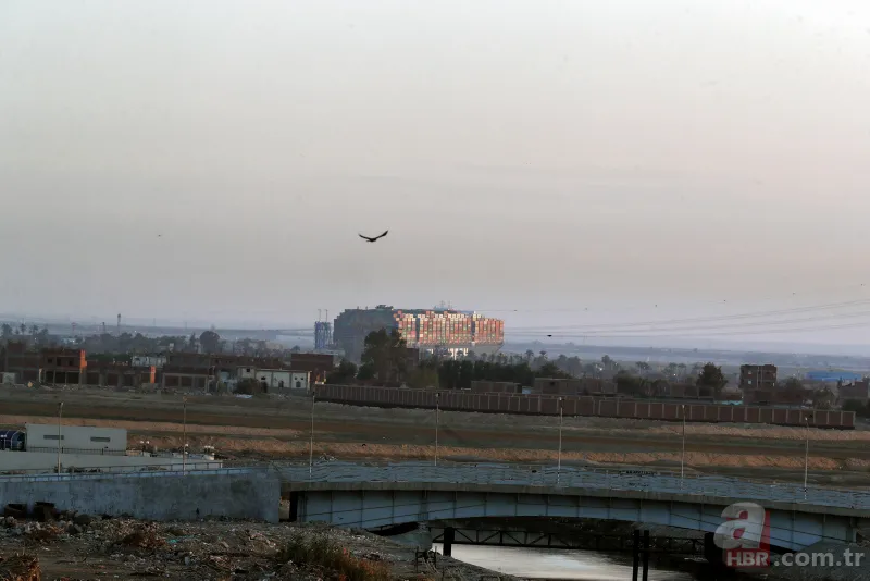 Dünya deniz ticaretinde büyük kriz! O gemi karaya oturdu Süveyş Kanalı kapandı 2