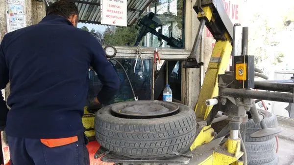 Milyonlarca sürücüyü etkileyecek! O uygulama 1 Aralık itibariyle başlayacak! Hangi araçlarda kış lastiği zorunluluğu var?