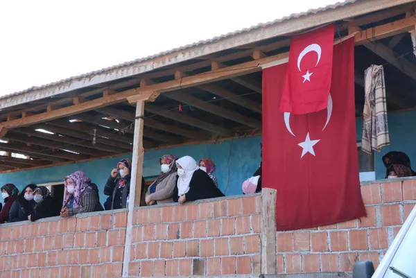 somalideki-teror-saldirisinda-hayatini-kaybeden-selami-aydogdu-son-yolculuguna-ugurlandi-1609756601972.jpg Somali'deki terör saldırısında hayatını kaybeden Selami Aydoğdu son yolculuğuna uğurlandı - 5