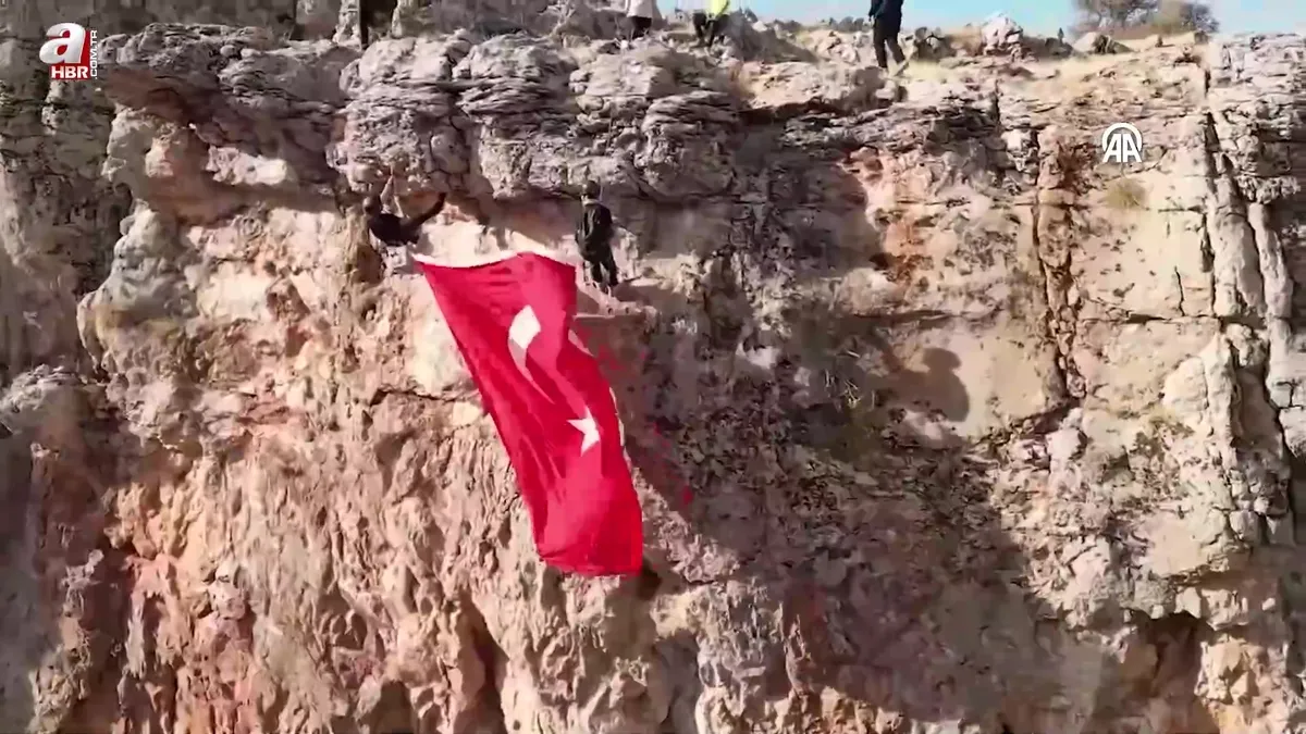 Dağcılar dev Türk bayrağıyla kaya tırmanışı gerçekleştirdi
