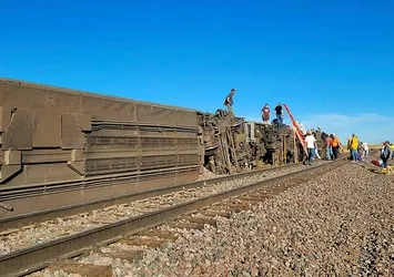 ABD'de yolcu treni raydan çıktı!