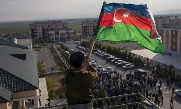 Ünlü moda markasının reklam yüzünden Azerbaycan’a alçak söylem! Terör örgütünden eğitim aldı: Saldıracağız...