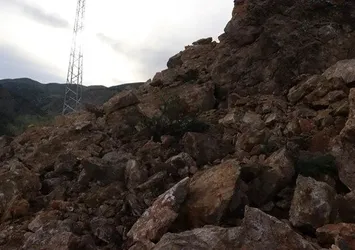 Dev kayalar yolu ulaşıma kapandı