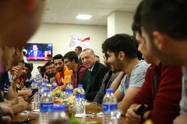 Cumhurbaşkanı Erdoğan'dan gençlere sahur sürprizi - 1