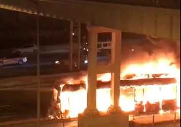 Gaziosmanpaşa'da otobüs alev alev yandı