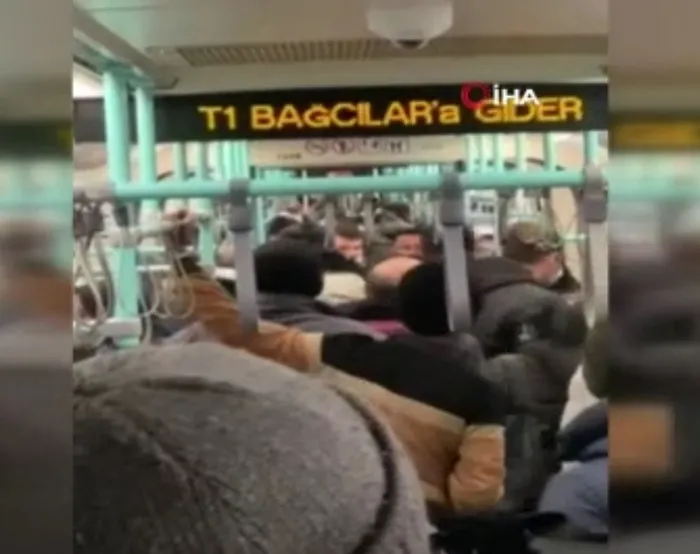 cevizlibagda-tramvay-icinde-1-yolcu-tekme-tokat-dovuldu-o-anlar-kamerada-1645692332413.jpg