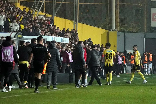 İstanbulspor - Trabzonspor maçında ilginç anlar! İstanbulspor Başkanı takımı sahadan çekti - 3