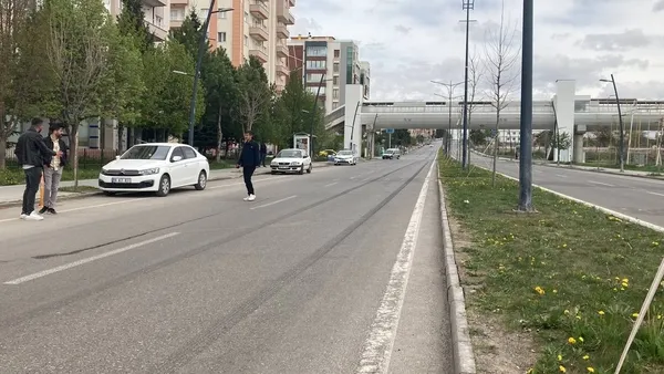 sivasta-bayram-yasa-dondu-otomobilin-carptigi-cocuk-oldu-1651495378566.jpg Sivas’ta bayram yasa döndü! Otomobilin çarptığı çocuk öldü - 2