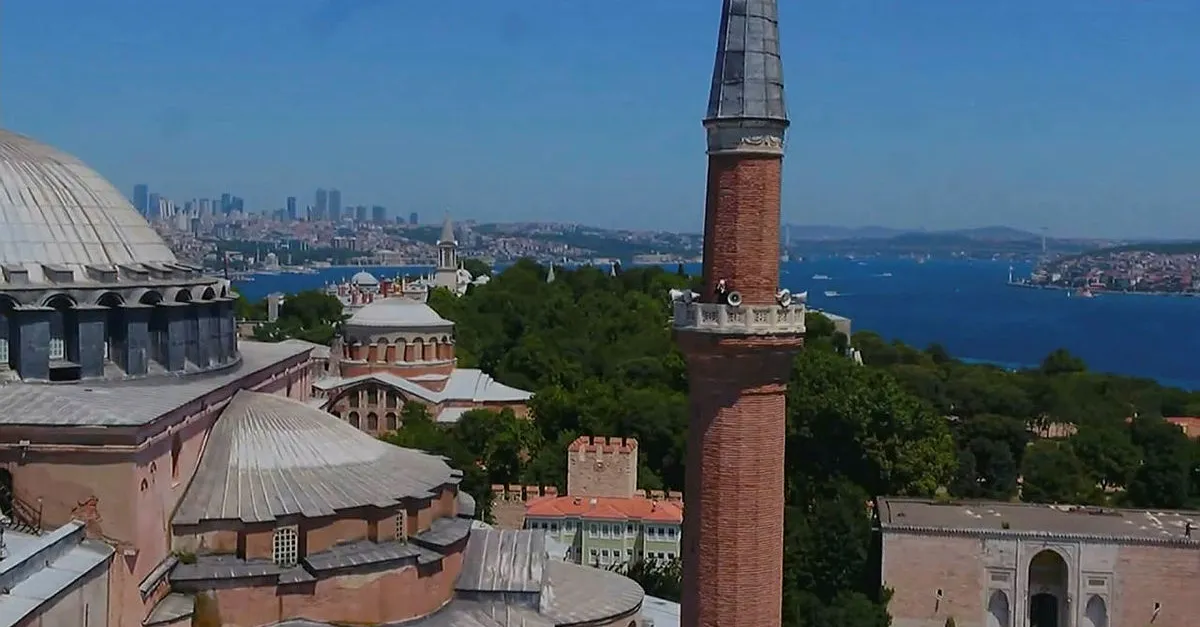 Ayasofya Camii minarelerinde ezan sesleri