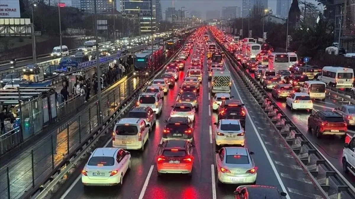 İstanbul'da sabah yağmuru trafiği kilitledi