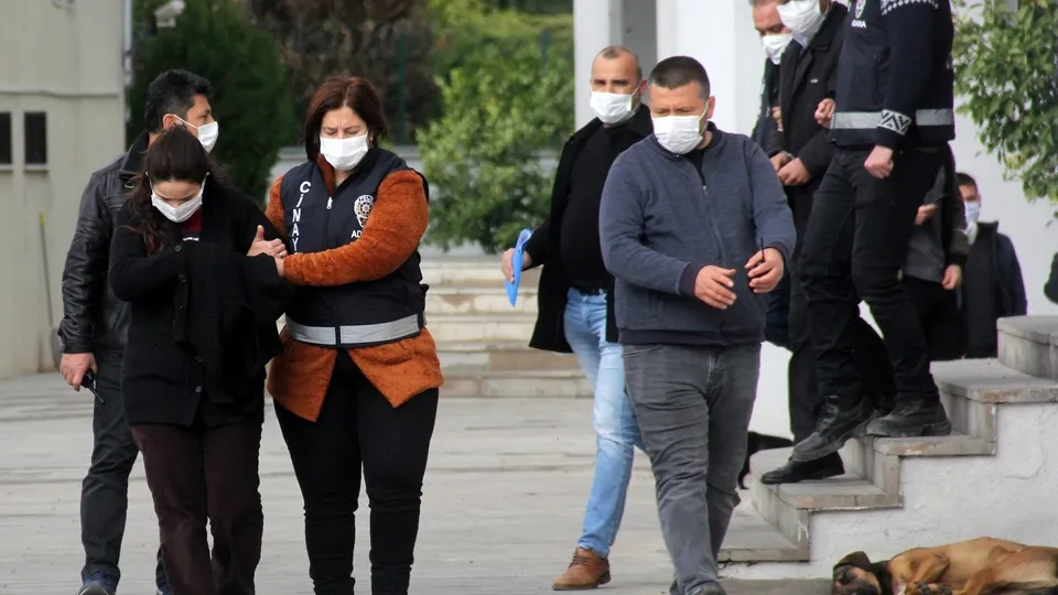 Kocasının cesedini günlerce evde saklamıştı: Suçu ölen babasının üzerine atıp serbest kaldı