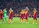 Futbolcular galibiyeti taraftarlarla kutladılar