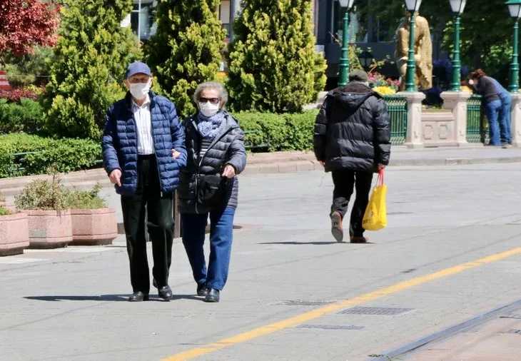 65 yaş üstü vatandaşlar 50 gün sonra sokakta! İşte o görüntüler