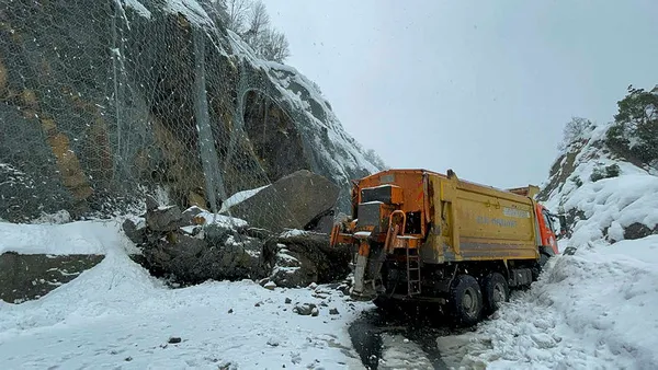 son-dakika-artvinde-heyelan-karadeniz-sahil-yolu-cift-tarafli-trafige-kapatildi-1643298452491.jpg Son dakika: Artvin'deki heyelan kamerada! Karadeniz Sahil Yolu çift taraflı trafiğe kapatıldı - 3