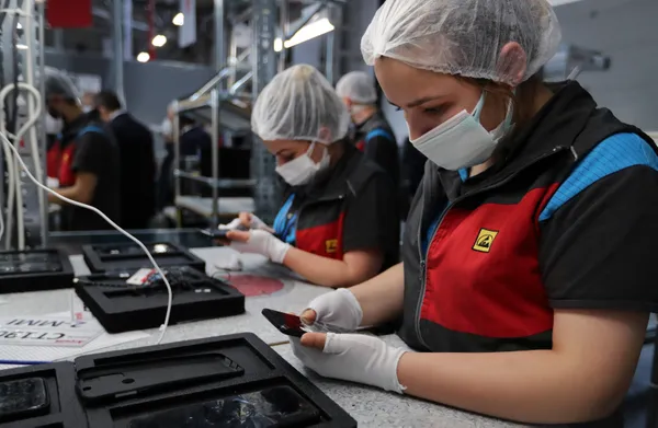 Teknoloji devi TCL Türkiye’de akıllı telefon üretimine başladı