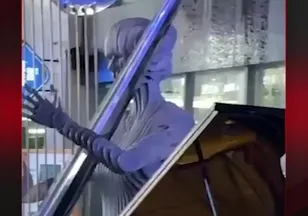 OTELİ SU BASARKEN PİYANO ÇALDI