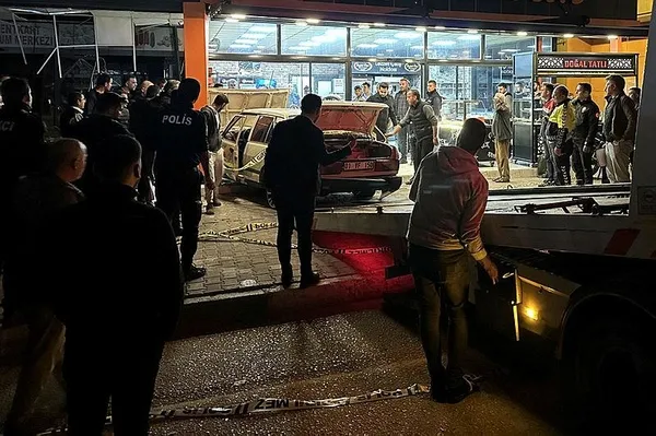 1700684599797.jpeg Adana'da feci kaza! Kontrolden çıktı dükkana daldı: 1 ölü - 2