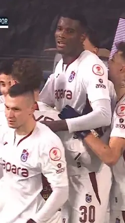 Trabzonspor Onuachu'nun golüyle öne geçerek skoru 3-2 yaptı