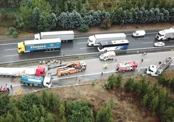 TEM'de zincirleme kaza: 4 kişi yaralandı