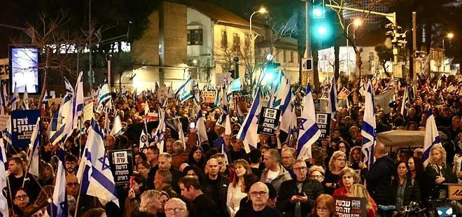 Tel Aviv’de Netanyahu’ya istifa çağrısı! Yüzlerce vatandaş sokaklara döküldü:  Herkes biliyor ki sen suçlusun